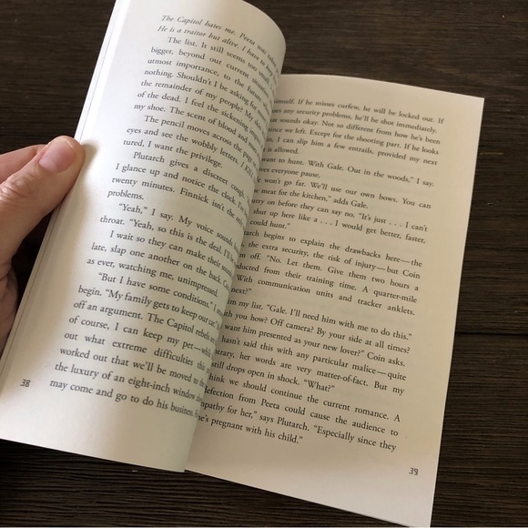 The Mockingjay by Suzanne Collins paperback book - Picture 2 of 4